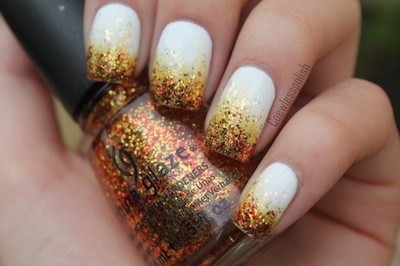 girl-glitter-gold-nail-polish-favim-com-598916-630x419